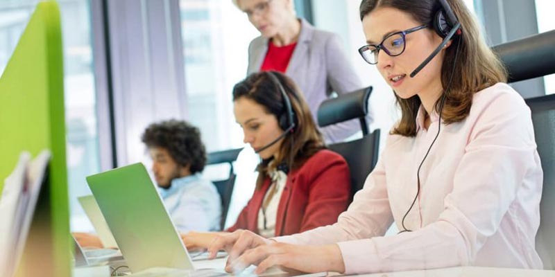 Equipe de atendimento ao cliente trabalhando