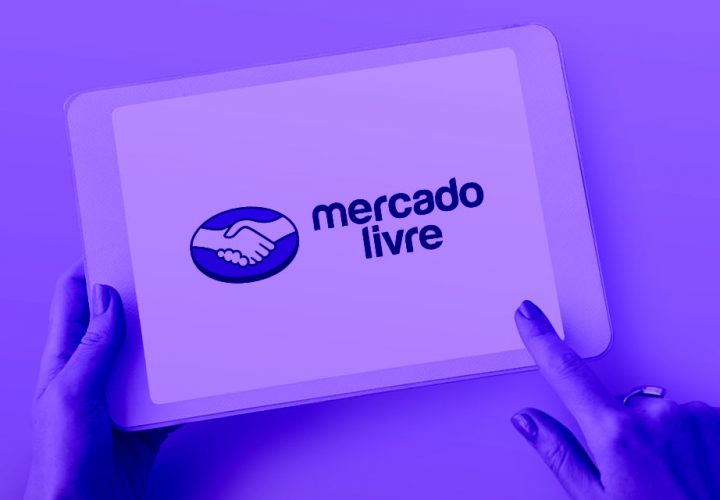 Mão feminina com tablet lendo sobre lucrar no Mercado Livre