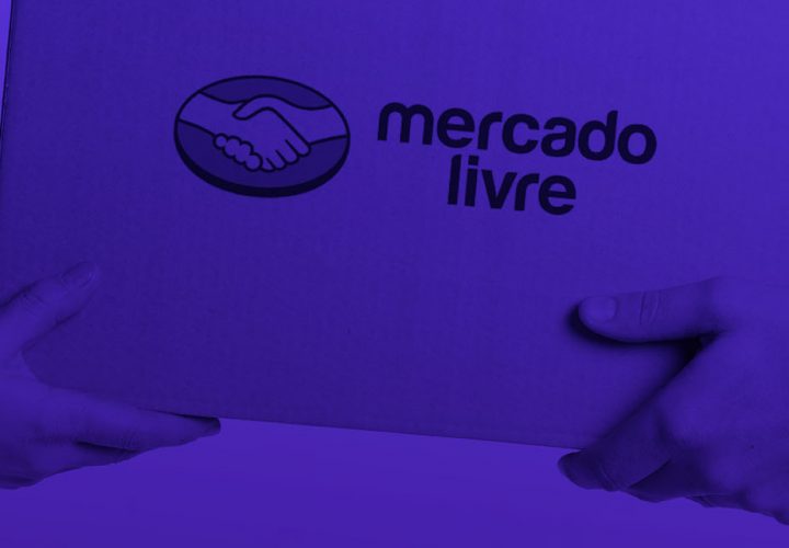 mãos segurando caixa para vender no Mercado Livre